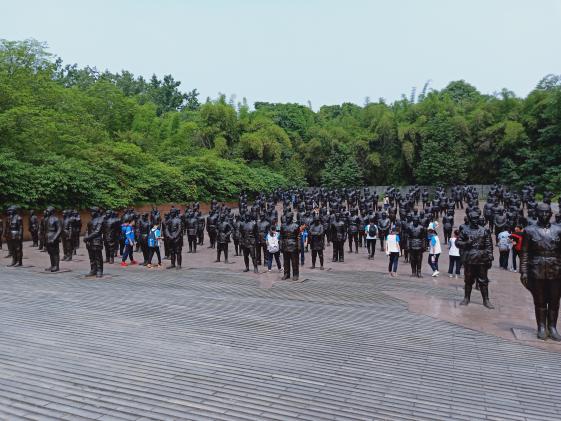 同學(xué)們在群雕廣場參觀