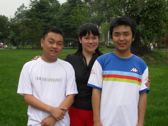 馮中惠--2007年與楊陽（右四川省高考英語總分第一；徐唯濤（左）理科高考第三名）
