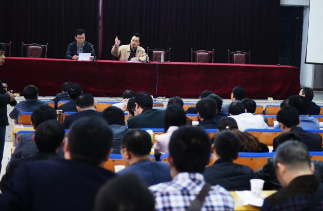 雙流中學副校長黃鐘作報告介紹雙流中學情況