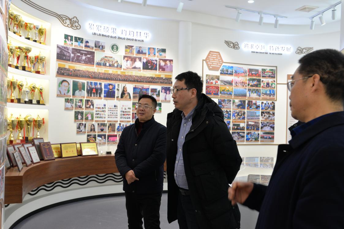 市文聯(lián)副主席董成與龍校長(zhǎng)在校史陳列室