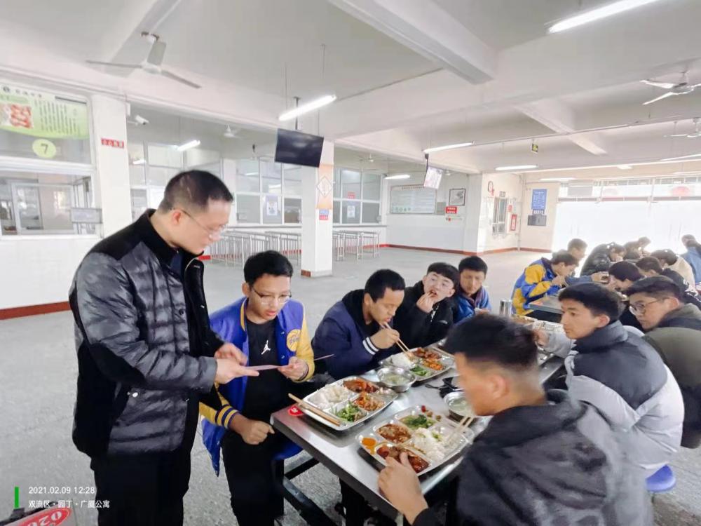 杜江濤副校長(zhǎng)和同學(xué)們一同就餐