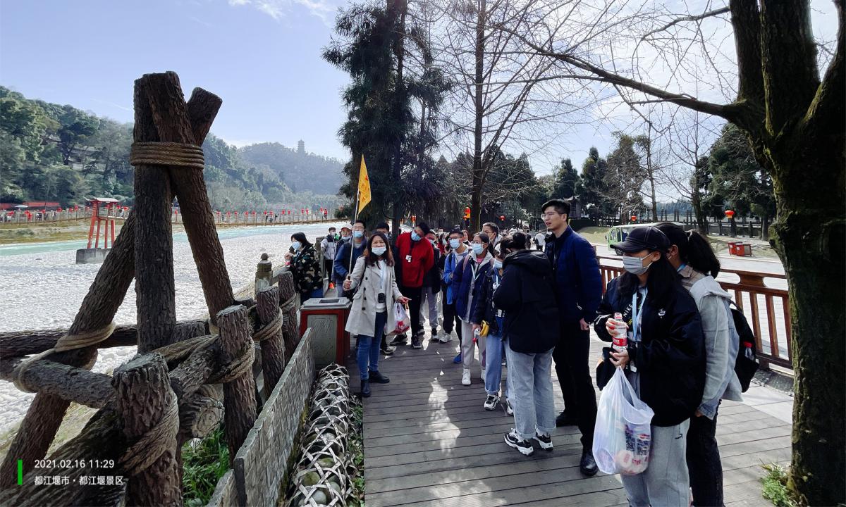 同學(xué)們聽(tīng)講都江堰的歷史和功能.jpg