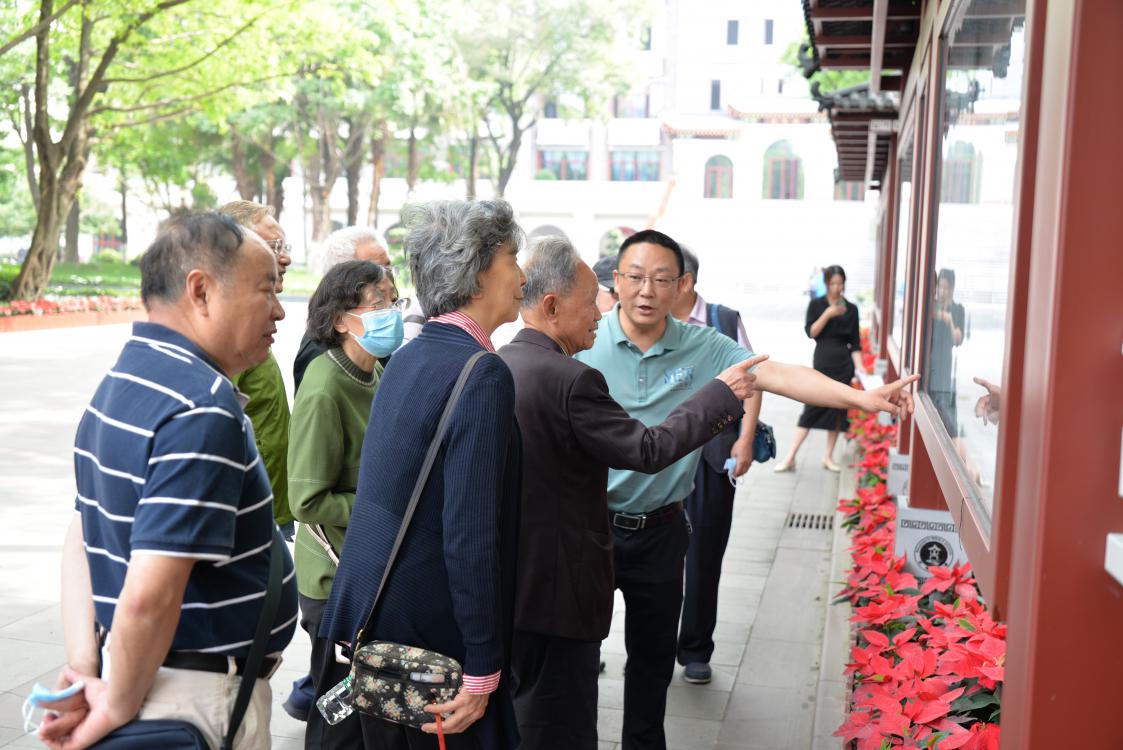 24位老校長在彭春暉主任的帶領下參觀校園，在彭主任的講解下，老校長們大致了解了雙中80年來的辦學歷史和辦學成果。