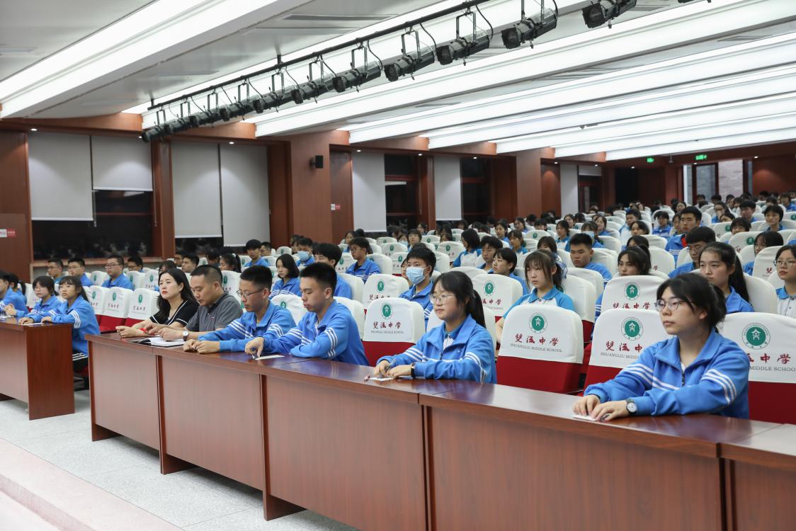 2021年6月10日晚，校團委于叢桂廳舉辦了2020—2021學年社團總結表彰大會暨主席團換屆選舉活動。