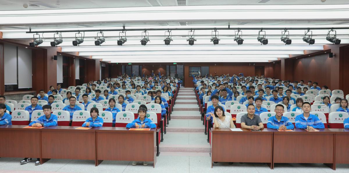 參會(huì)的全體社員