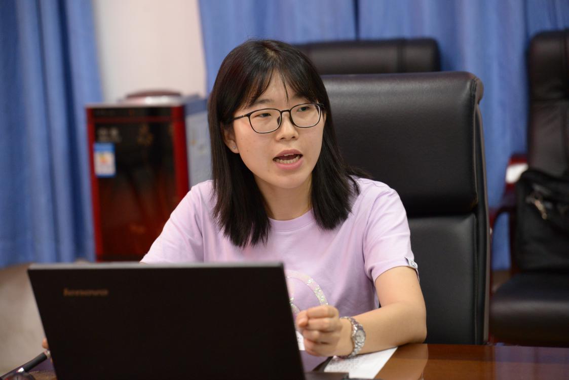 雙流中學(xué)學(xué)員李莎莎主持
