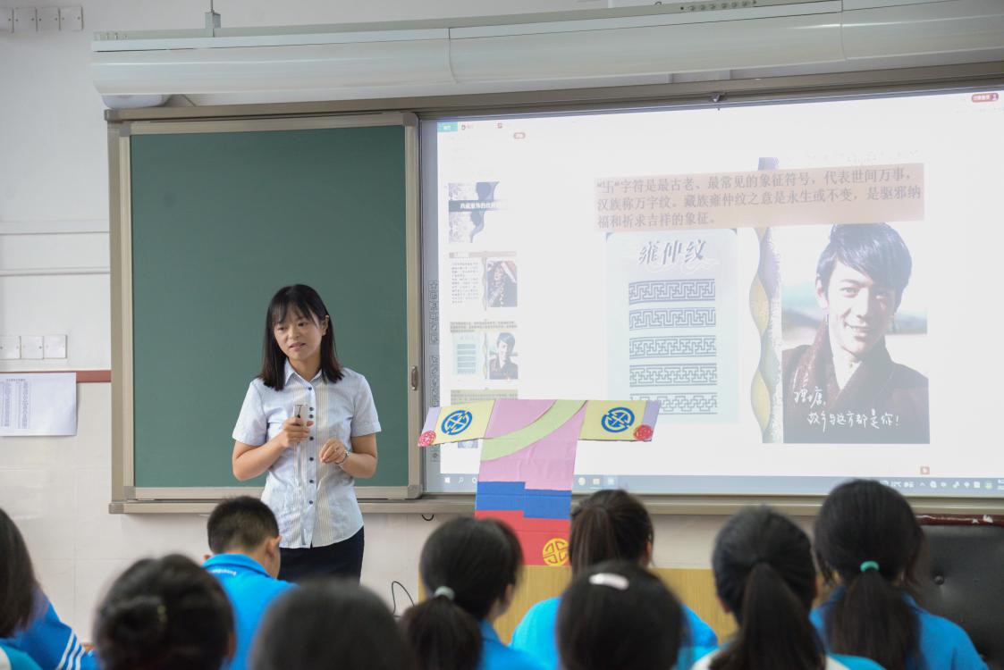 易曉琴老師給同學(xué)們講解藏族的傳統(tǒng)服飾