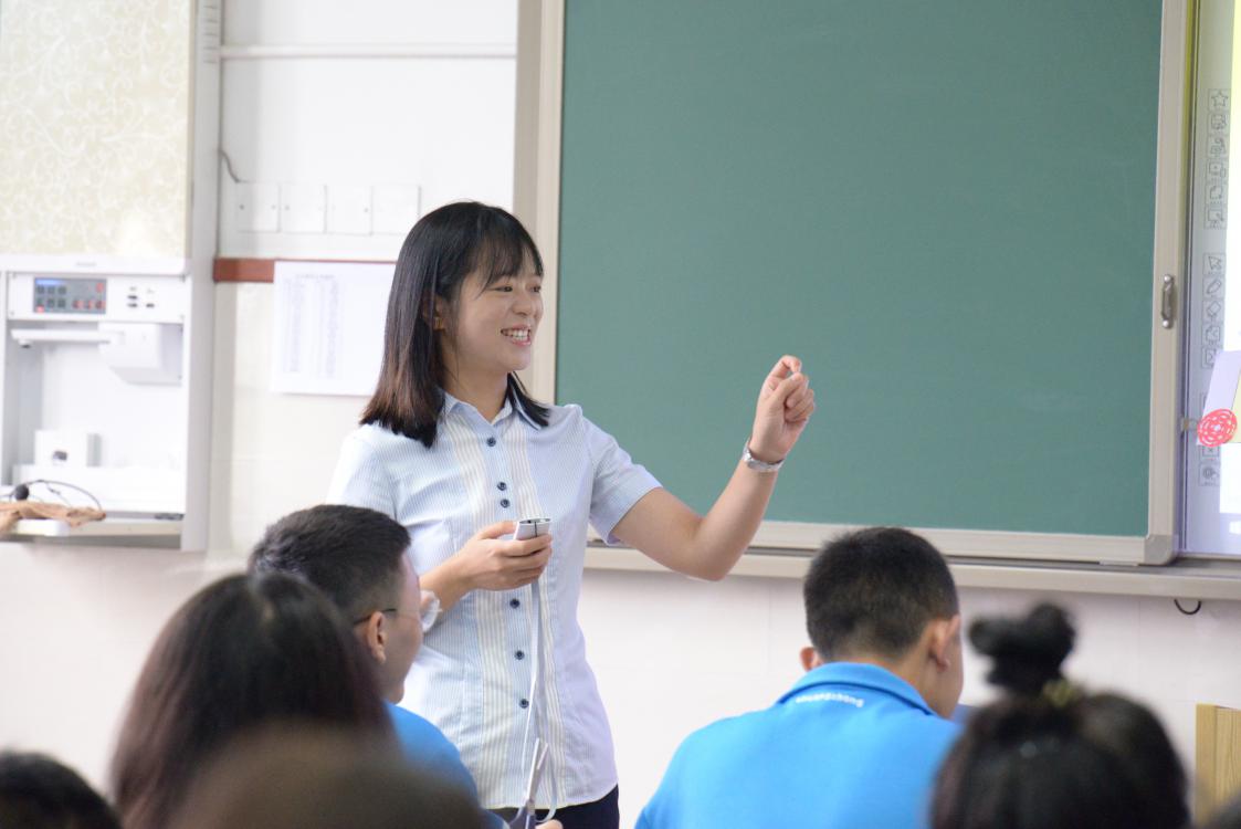 易曉琴老師給同學(xué)們講解藏族的傳統(tǒng)服飾