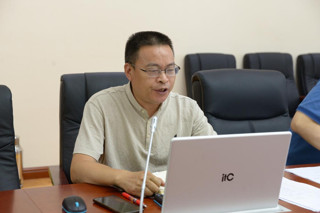 圖3 雙流中學(xué)外事辦主任仇朝海講話