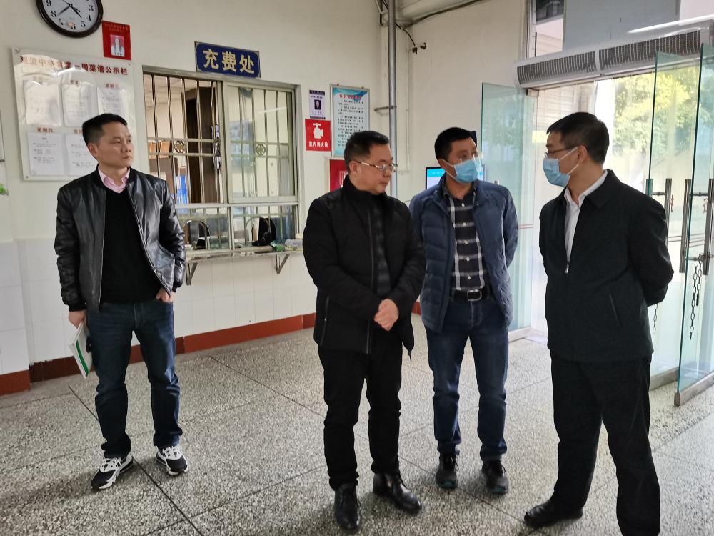 龔區(qū)長一行人對學(xué)校食堂進(jìn)行查看