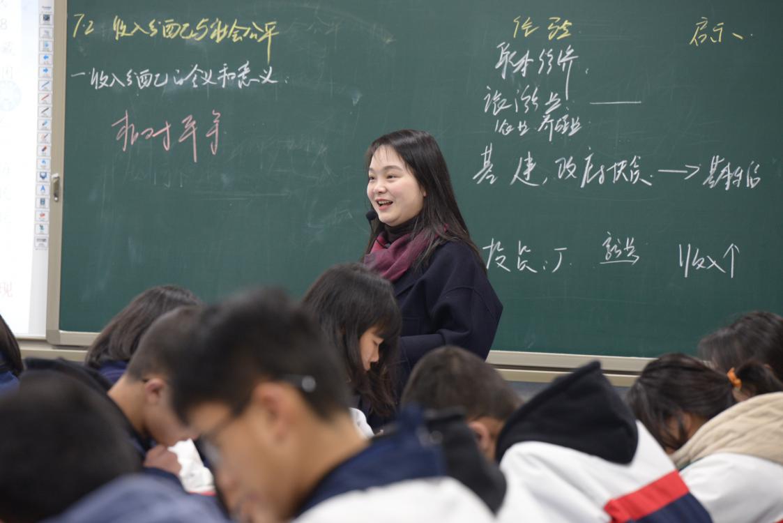 由成都市教育科學(xué)院主辦、雙流區(qū)教育科學(xué)院和四川省雙流中學(xué)承辦的聚焦“雙新”暨2021年度成都市高中思想政治優(yōu)質(zhì)課展評活動于12月15日在四川省雙流中學(xué)成功舉行。（圖為樹德中學(xué)王寅老師授課）