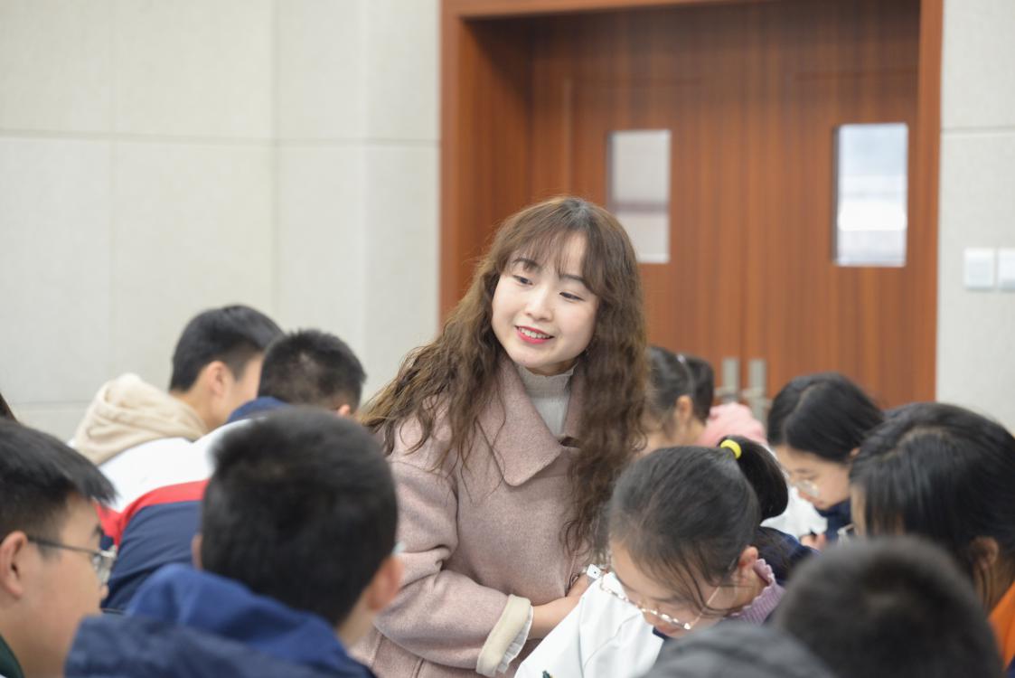 成都外國語學(xué)校周婷老師授課