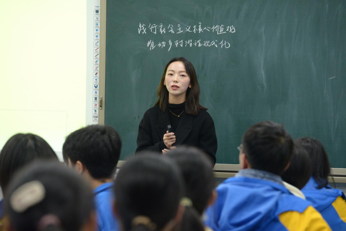 棠湖外國語學(xué)校李江亞老師授課