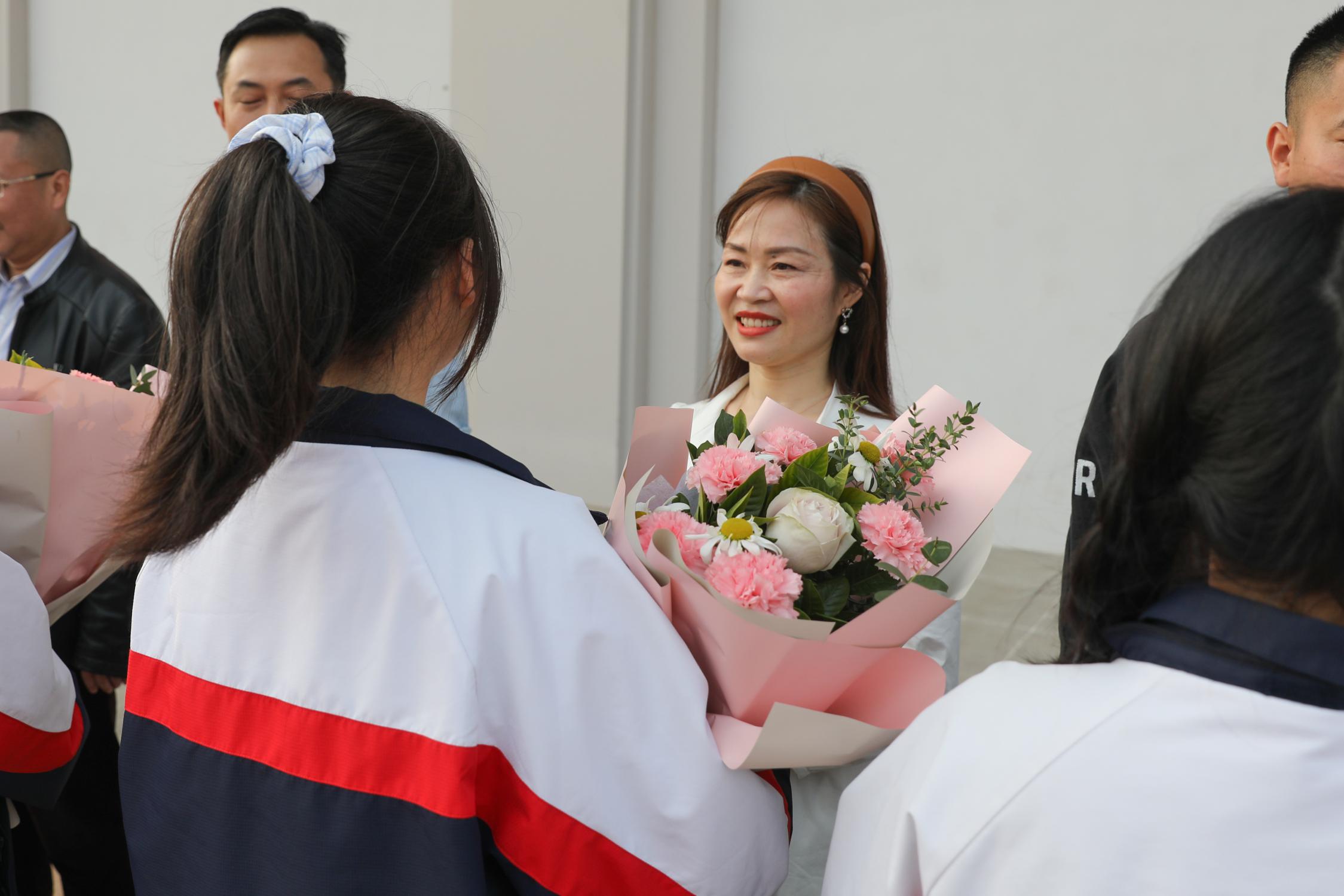 高一學(xué)生代表為班主任獻花
