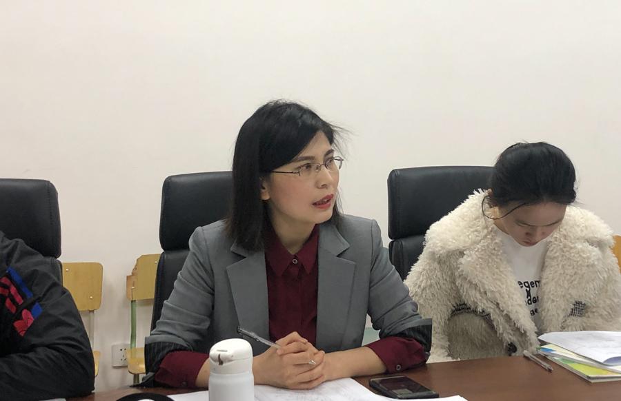 圖5 蔣玲老師主持評課議課