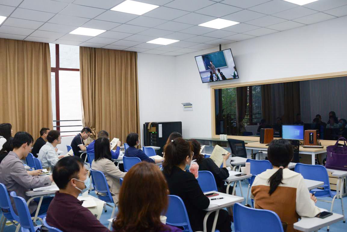 雙流區(qū)各學校高中歷史老師認真聽課