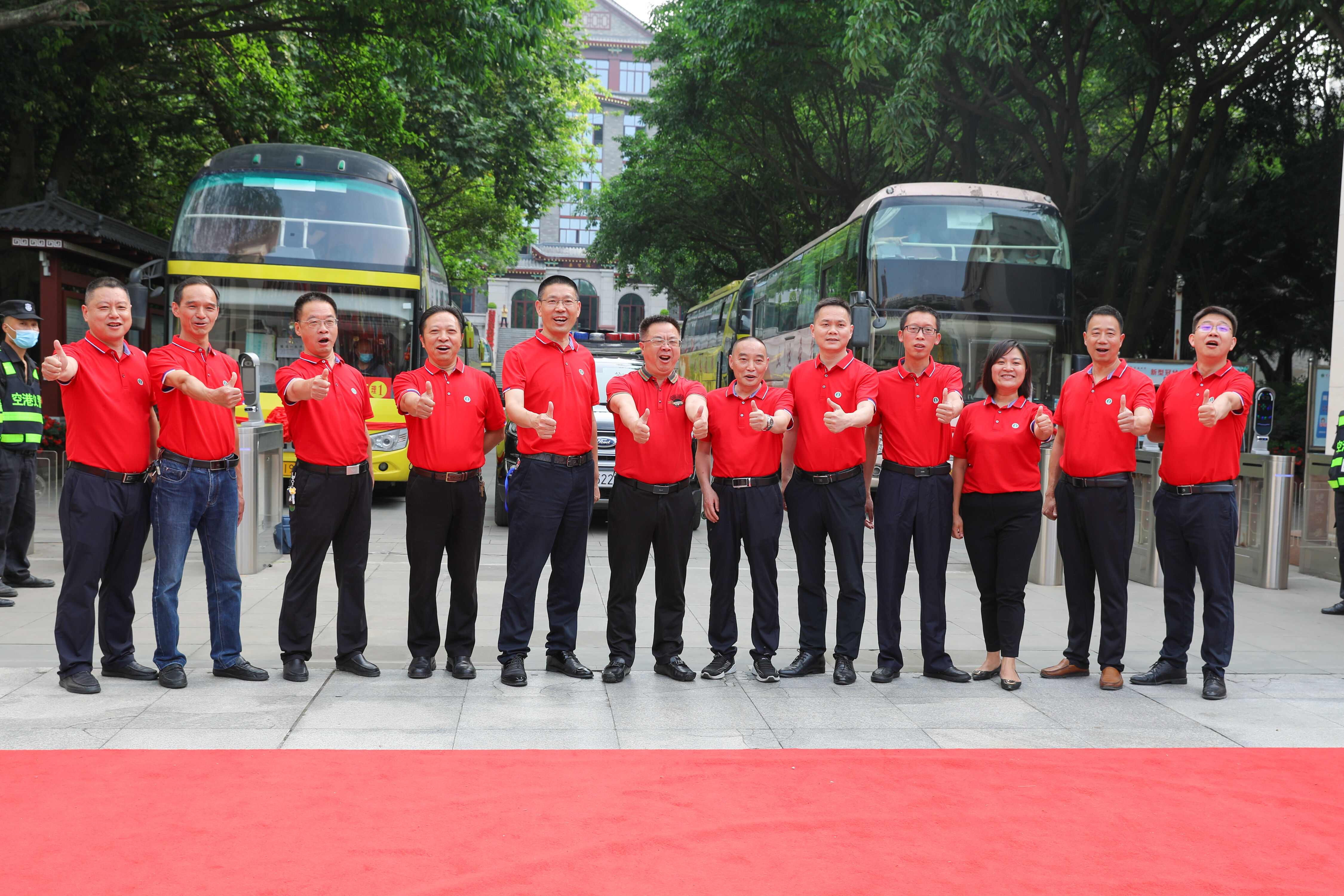 2022年6月7日，高考的第一天。早上，雙流中學(xué)的龍清明校長和行政團隊，在高考車隊出發(fā)前在校門口為考生加油！