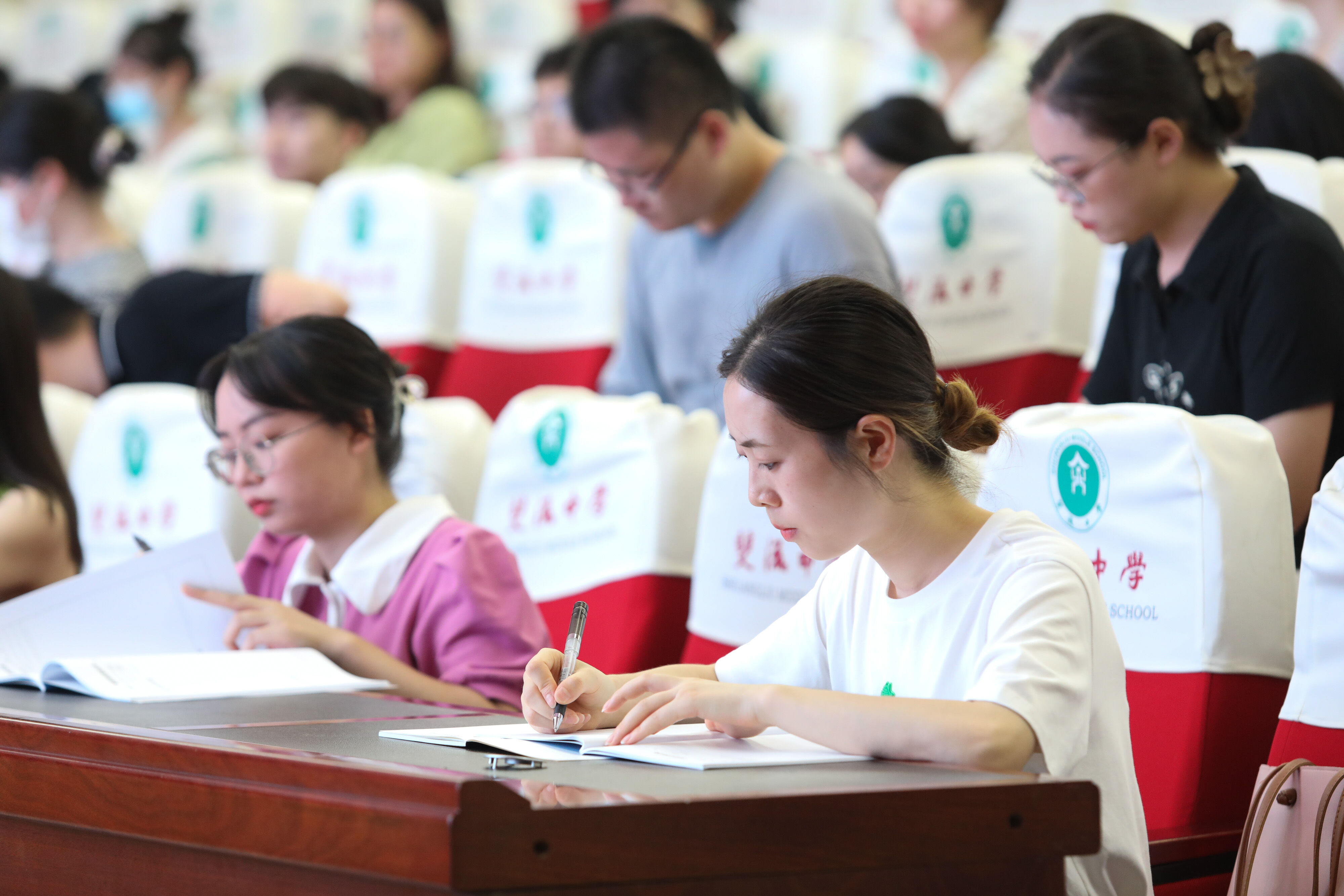 新教師認(rèn)真聆聽講座