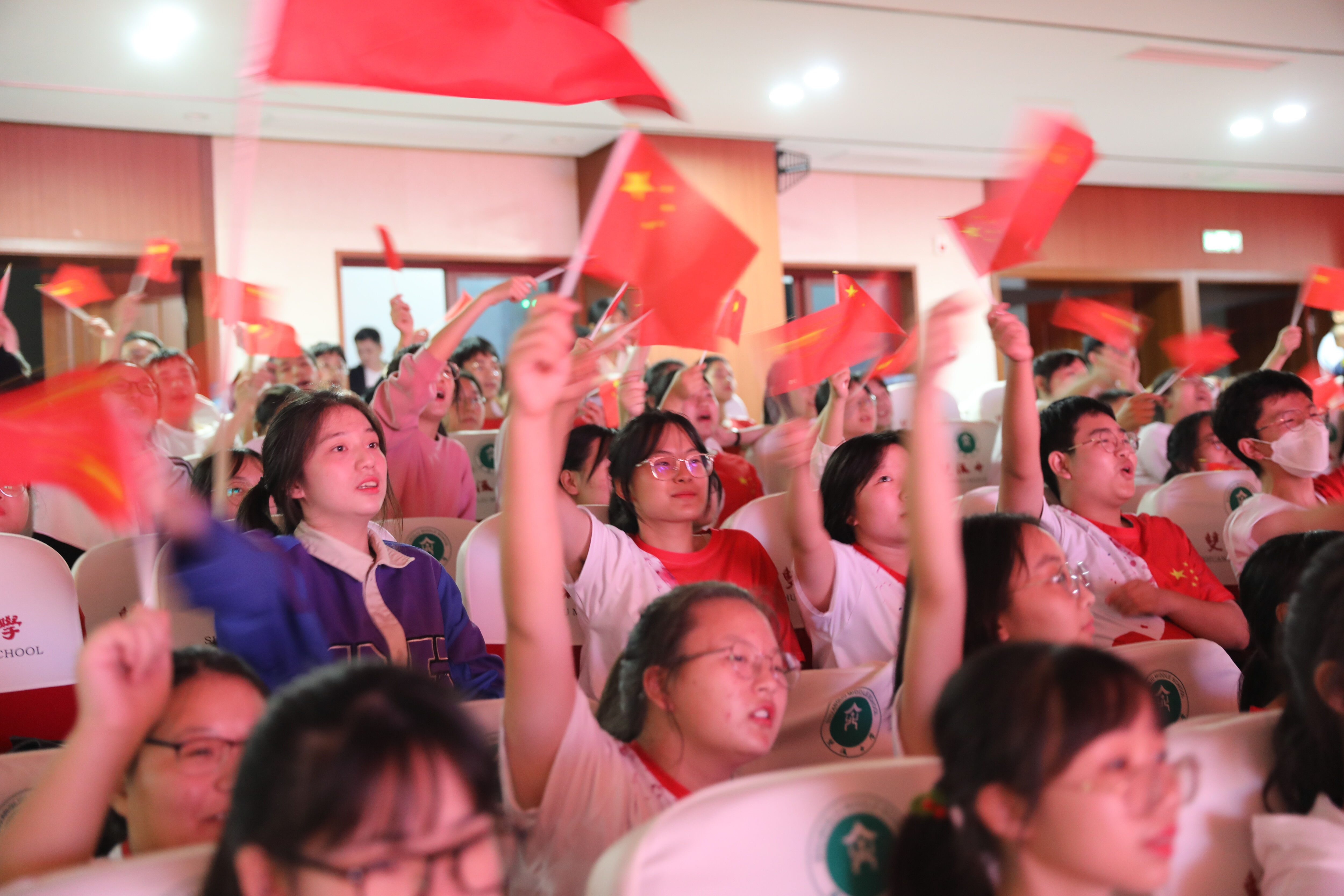 臺(tái)上的表演點(diǎn)燃了臺(tái)下觀眾的熱情