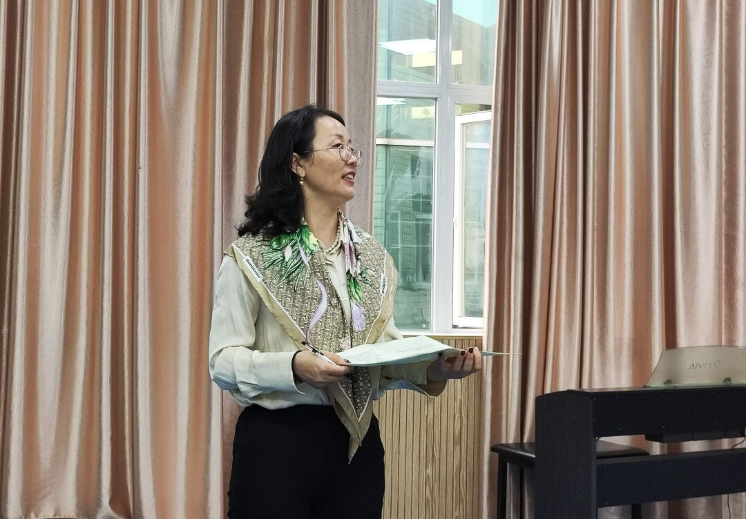 圖6 棠湖外國(guó)語(yǔ)學(xué)校周曉芬老師評(píng)課