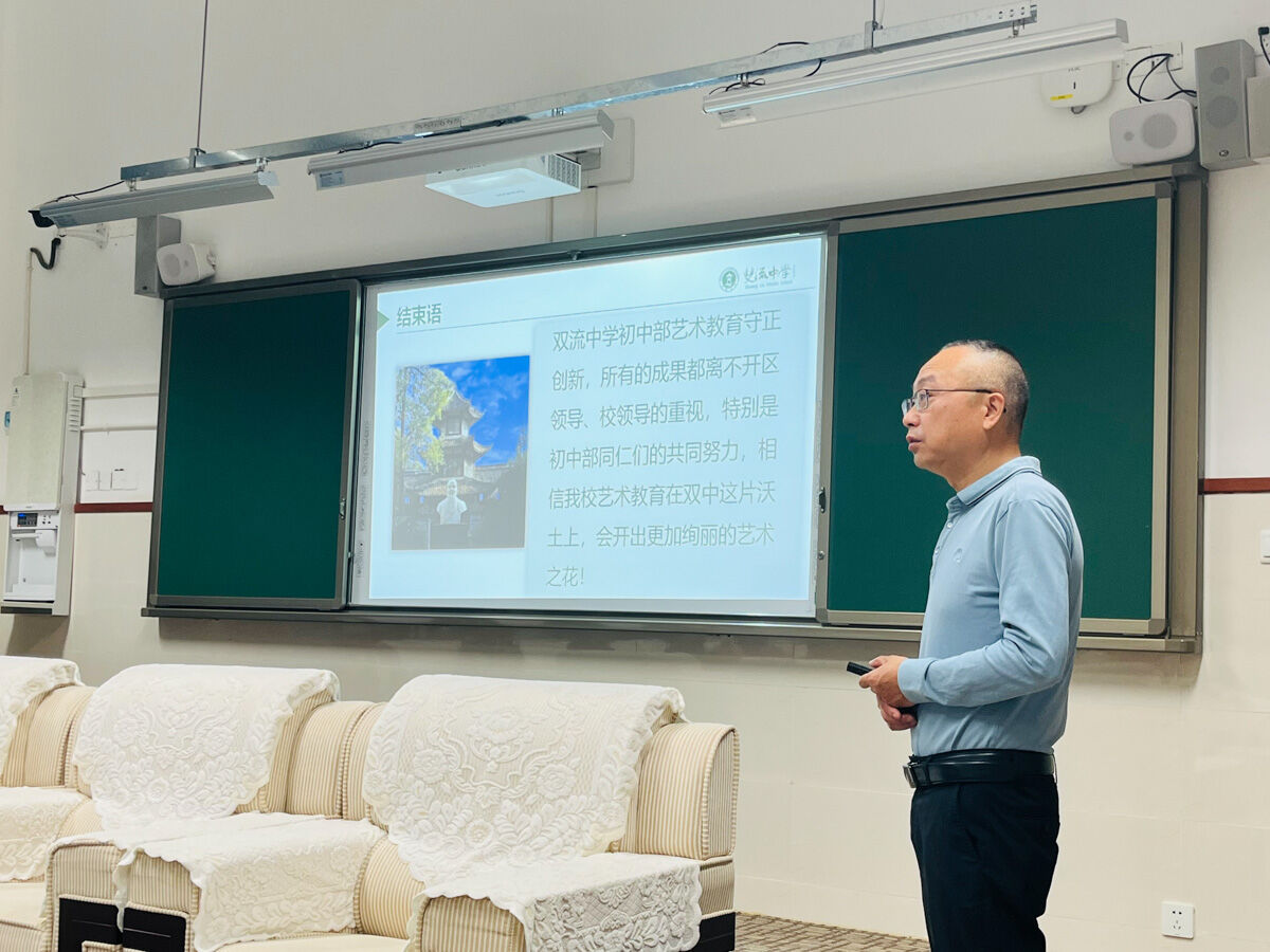 圖2 初中部德育安全副主任夏小平為專家作藝術工作匯報
