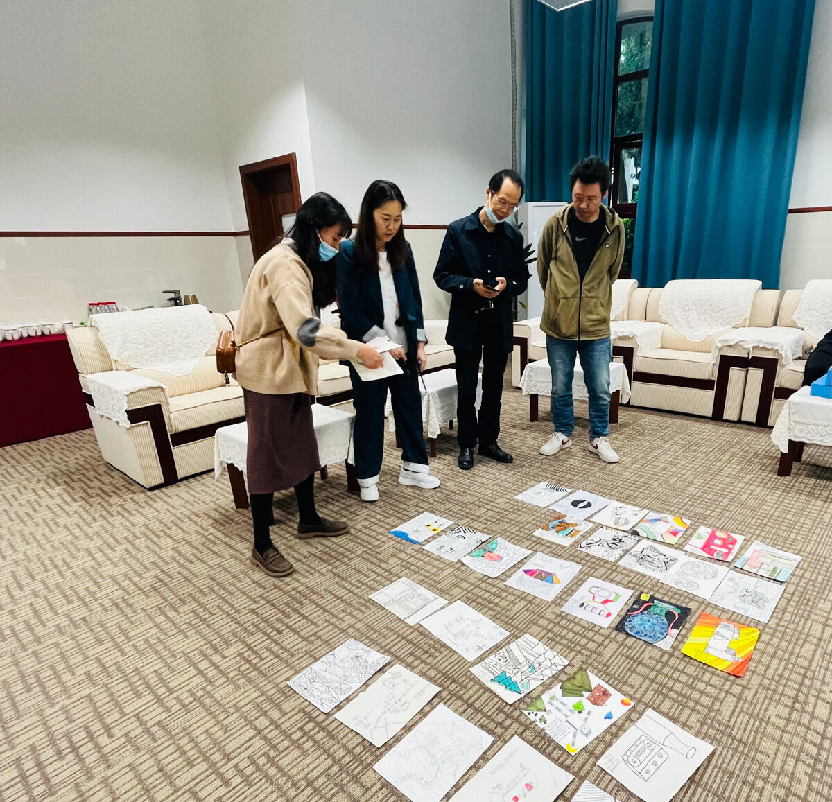 圖7 專家根據(jù)學生作品進行訪談調(diào)查