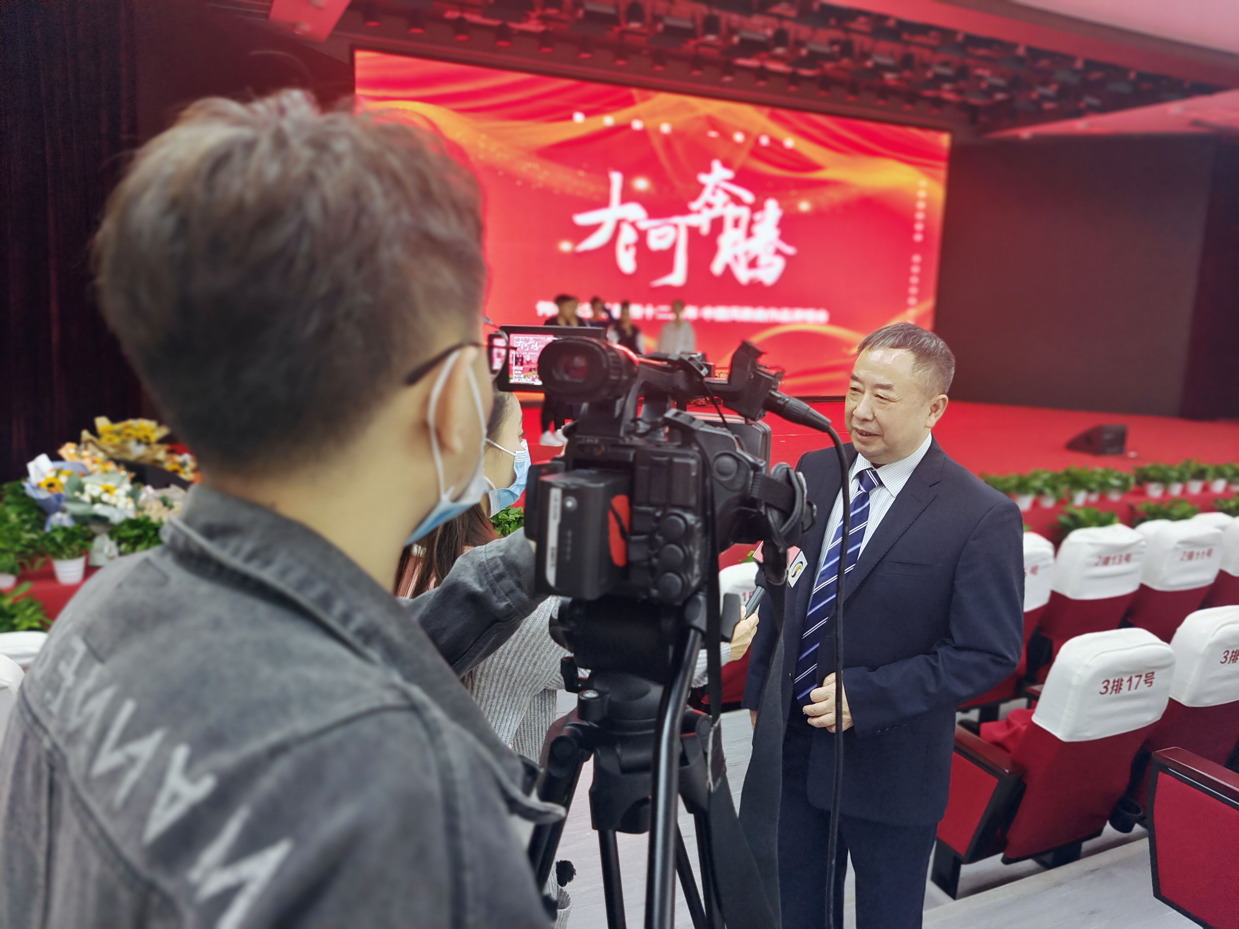 圖片14 音樂會(huì)結(jié)束，何均老師接受電視臺(tái)采訪