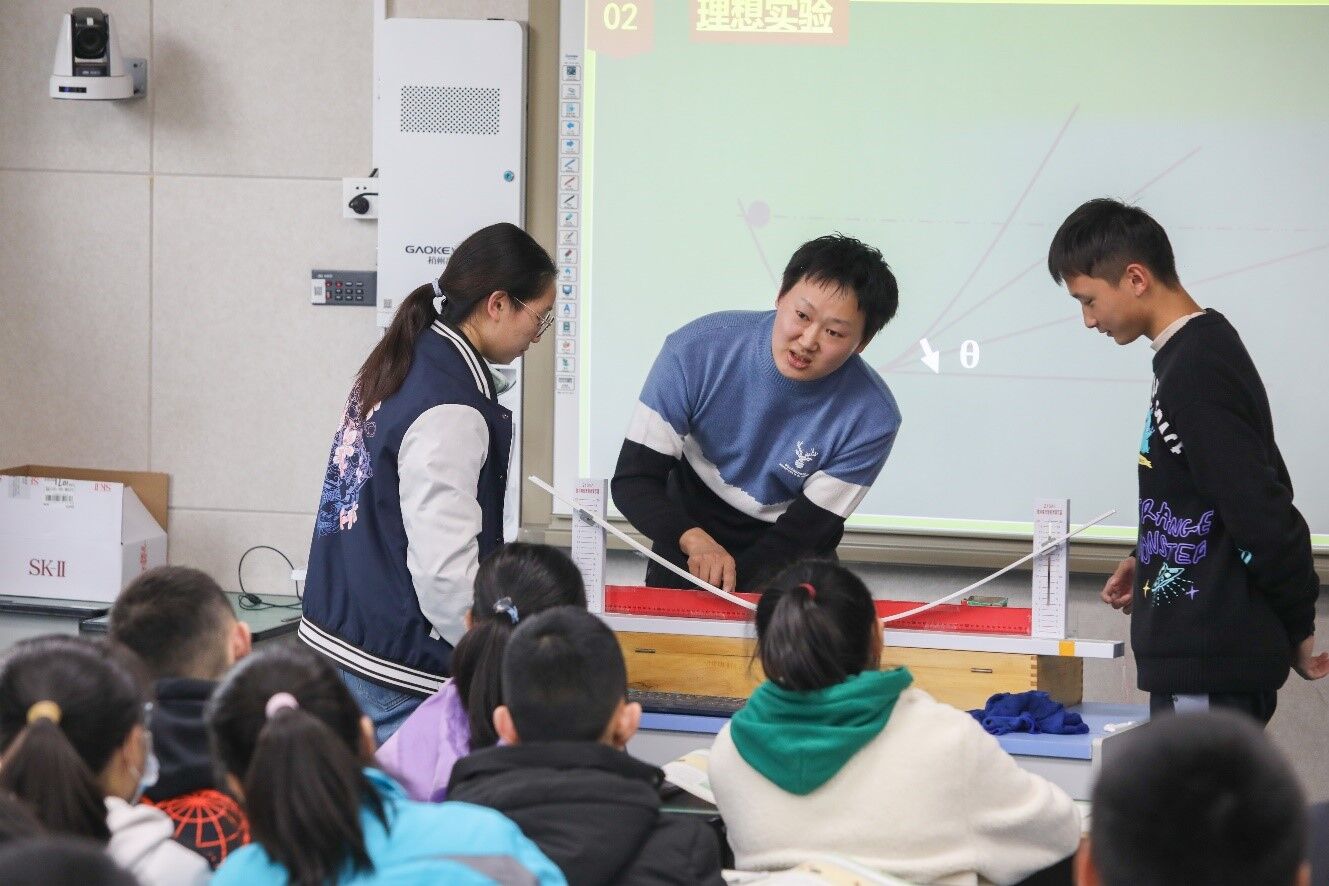 圖片3 楊李怡老師帶領(lǐng)同學(xué)進(jìn)行實(shí)驗(yàn)演示