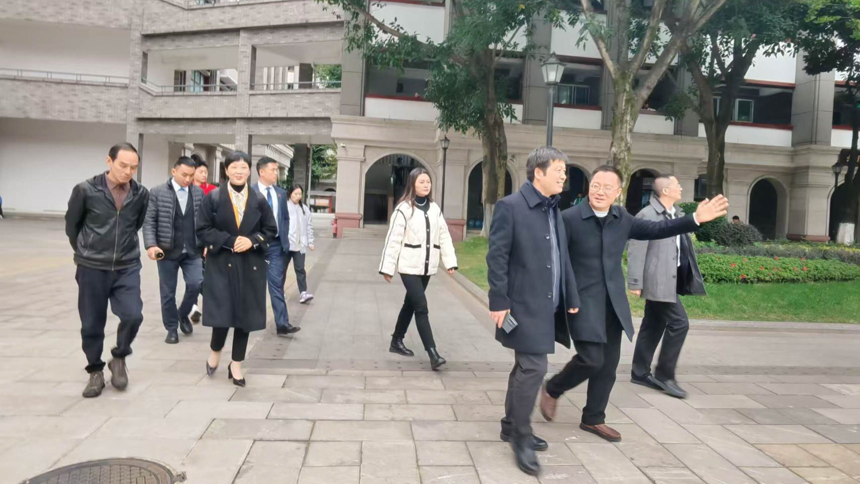 圖1 參觀校園