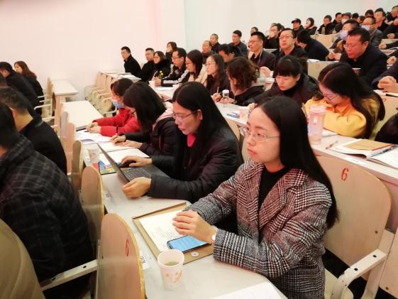 老師們認(rèn)真聆聽講座